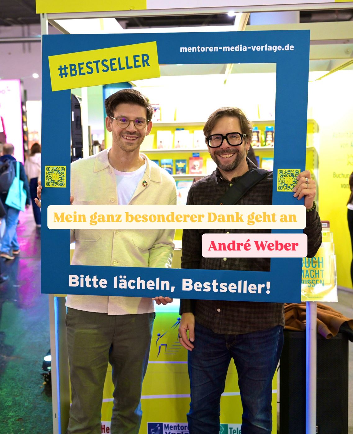 Jean Bauer und Designer André Weber im Fotorahmen „Bitte lächeln, Bestseller!“