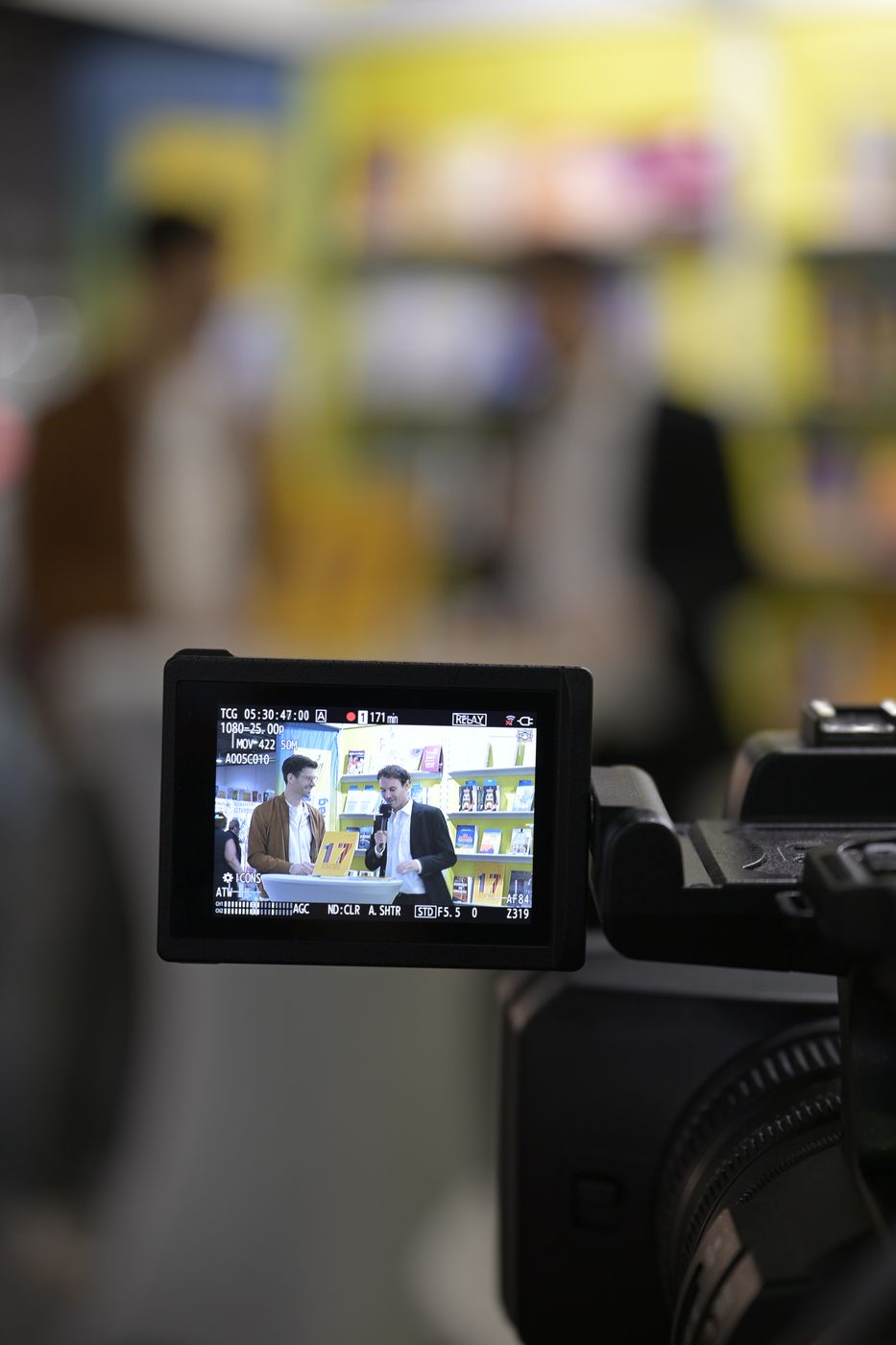 Kamera filmt das Gespräch am Messestand
